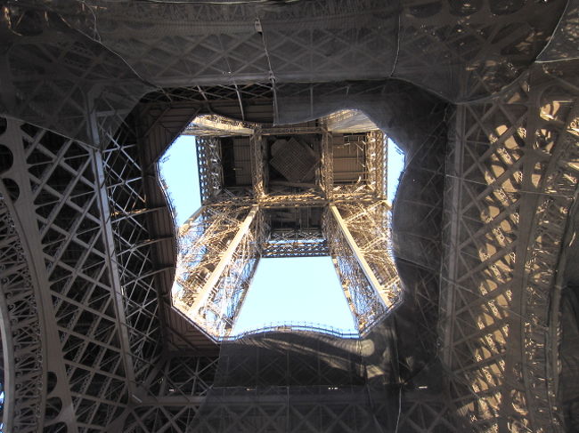 ＜エッフェル塔＞<br /><br />真下から撮<br />(　ﾟ∀ﾟ)o彡下から見るとこんな感じなんだー！