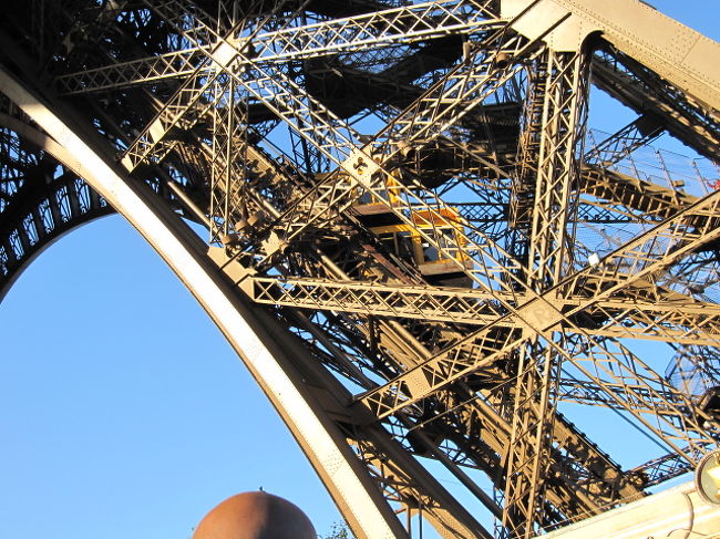＜エッフェル塔＞<br /><br />あのエレベーターに乗って上へ行きます