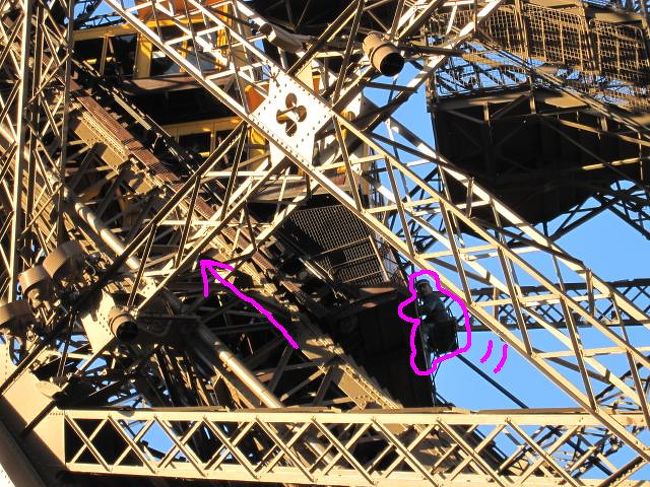 ＜エッフェル塔＞<br /><br />エレベーターの後ろに人形がいて可愛い〜！<br /><br />見えるかな〜？ピンクの所です。