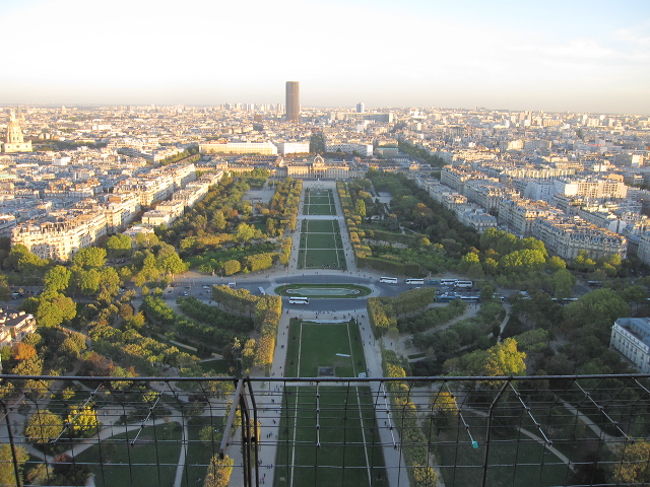 ＜エッフェル塔＞<br />