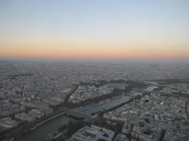 ＜エッフェル塔＞<br /><br />ちょうど一番上へ着いた時は日没時で・・