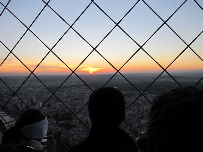 ＜エッフェル塔＞<br /><br />わぁぁぁあ！！凄い人だったけど、<br /><br />太陽が見える場所を探して<br />太陽が沈む様子を眺める。。