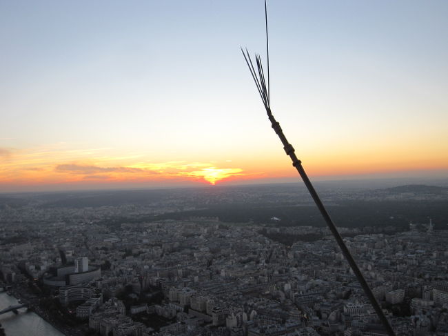 ＜エッフェル塔＞<br /><br />ああ〜、沈んじゃう〜〜〜