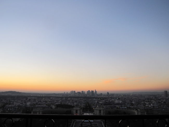 ＜エッフェル塔＞<br /><br />綺麗なパリ市内。