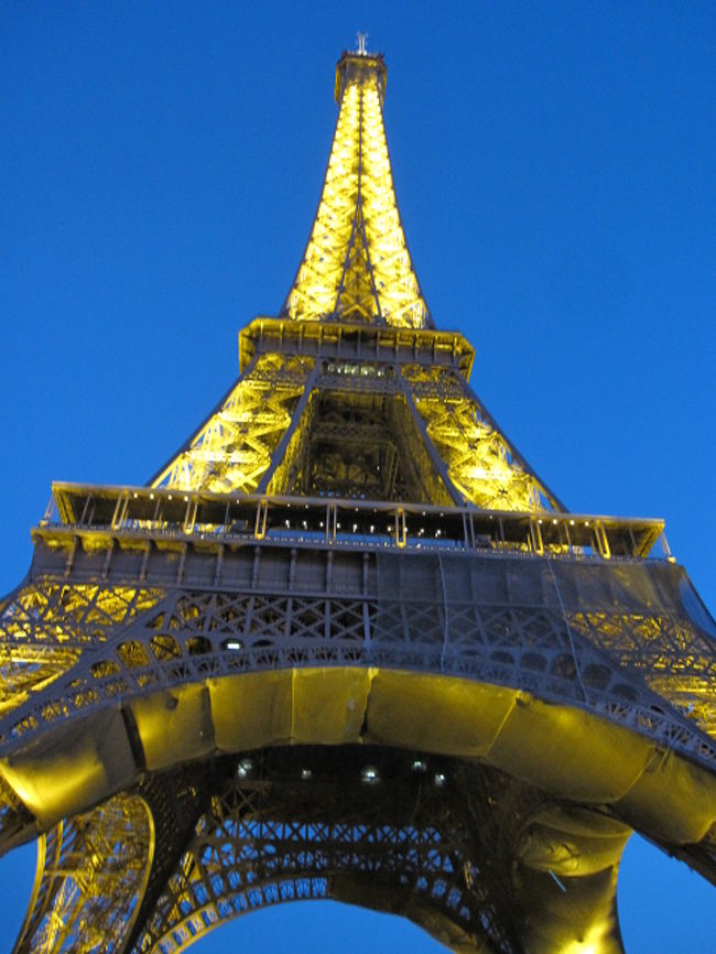 ＜エッフェル塔＞<br /><br />下に降りたら、ライトアップされていました！
