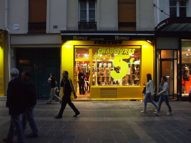 晩の食事は近くの屋台店で、縦に割ってハムやチーズ、トマトなど野菜をはさみ焼いた細長いパンを買った。あとビールとジュース。パンは少し固い。フランスの年寄りは歯が丈夫なんだろうなー。<br />ホテル前はシューズ・革ショップ、安そうであったが、ケバそうなものが多くて入らなかった。<br />時差ボケも関係なく１１時には爆睡！<br />