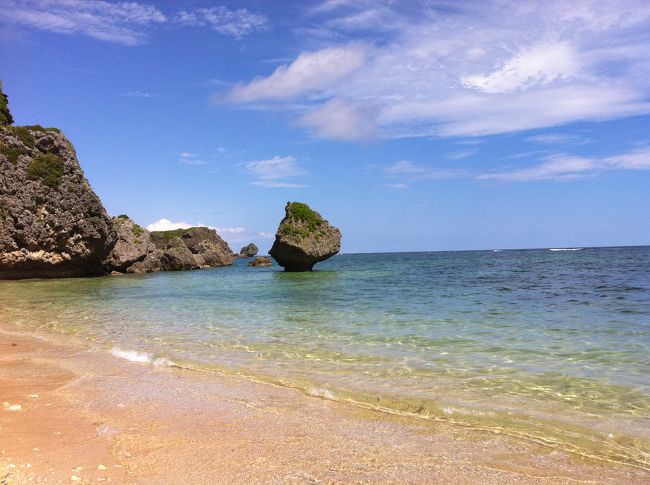 海中道路を通った先にある宮城島にあるウクのハマビーチです。泳げました。<br />ただここに行くにはかなりひどい道を海岸に向けて国道から降りて行かないと行けません。<br />レンタカーは保険フル装備をして下さい。<br />