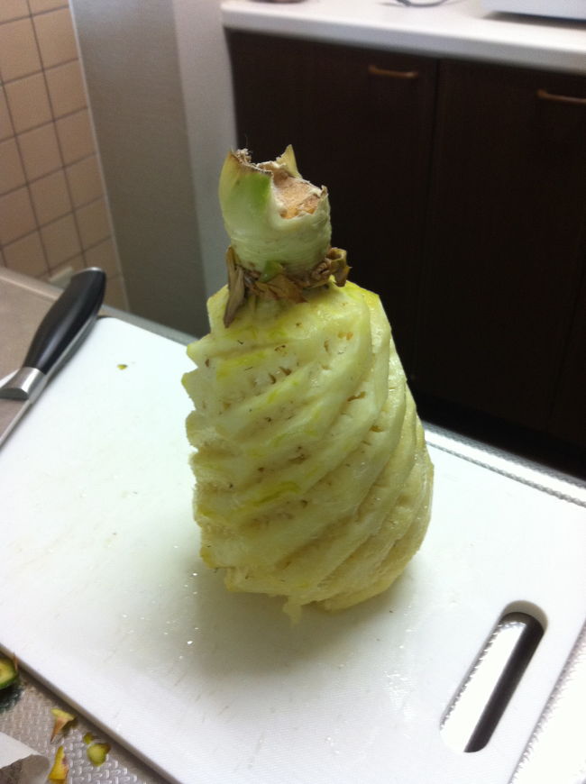 恩納村のおんなの道でパイナップルを１個買いました。北京の夏よく道ばたでパイナップルを１個斜めにぶつぶつを上手に切っているのをまねしました。<br />まあまあの出来です。<br />