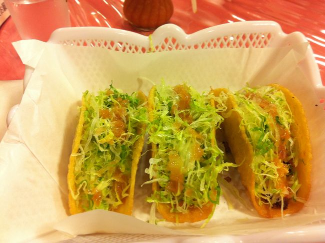 なぜかしら沖縄には”タコス”や、”タコライス”などメキシコ料理があります。まあタコライスはメキシコ料理ではありませんが。<br />普通に吉野家でタコライス食べる事が出来ます。<br />昔テキサスに仕事で行った時など良くタコスを食べました。懐かしいです。<br />左はチャーリー多幸寿のタコスセット（三つ）です。<br />美味しかった。<br />