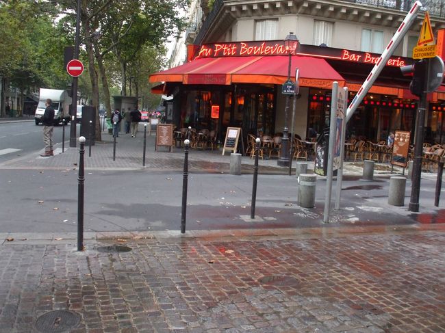 「セバストポール通りにあるカフエ」<br />客はいない。セバストポール通りをセーヌ川目指して歩き始めた。１０分位歩くと左手に高い塔が見えてきた。