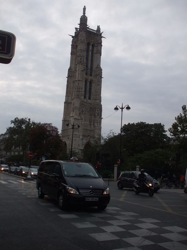 「サン・ジャック塔」<br />シャトル駅の地上目印になる。そのすぐ先に大きな橋が現れた。<br />車のヘッドライトが点灯している。