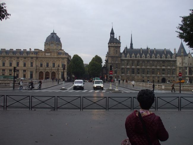 「シャンジュ(両替)橋」<br />なんとも色気のない名前である。ラ・セーヌも薄明のなか愛想がない。