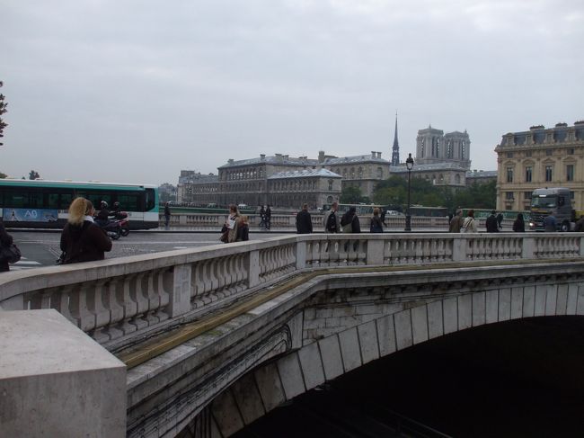 「シャンジュ(両替)橋」左側　<br />ノートルダム大聖堂の双塔が見える。