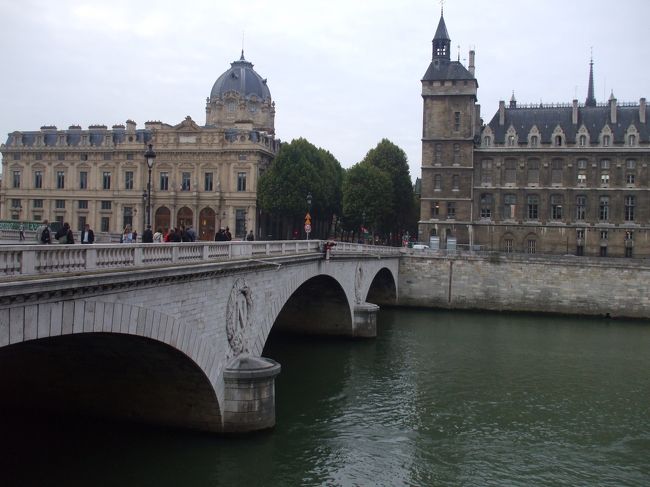 「シャンジュ(両替)橋」中央<br />対岸左は警視庁。右はコンシェルジュリー(王室管理府)