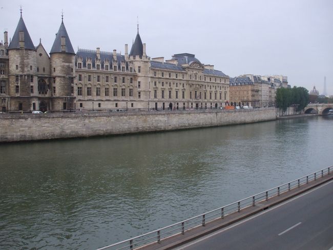 「コンシェルジュリー(王室管理府)」<br />右からボンベックの塔、銀の塔、シーザーの塔のようである。両替橋の手前を右折してセーヌ沿いに歩く。朝のジョギングランナーが追い抜いてゆく。
