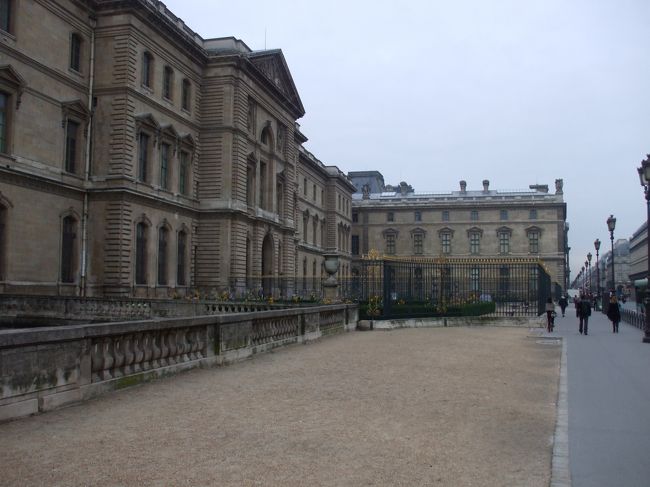 「ルーブル宮殿 後側」<br />ポン・ヌフ橋に出る。もう右角、目の前がルーブル宮の後ろである。右に折れ宮殿に沿って回り込み、シュリー翼の北入口から入る。警備員のセキュリティーチェックはけっこう厳重であった。