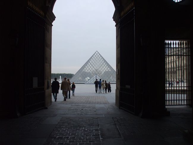 「シュリー翼から見たピラミッド」