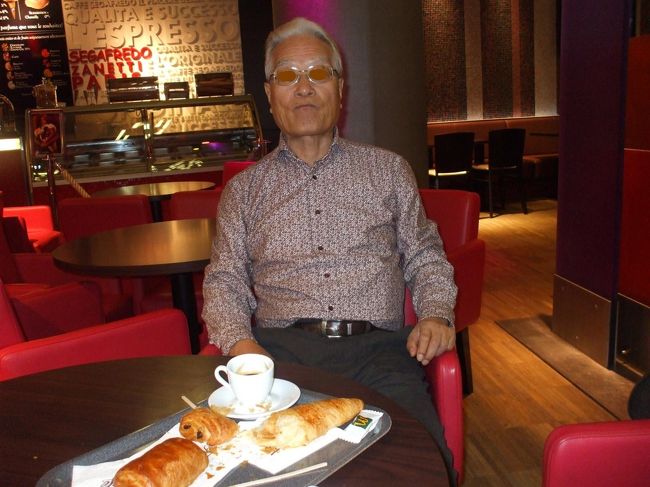 「カルーゼル・デュ・ルーブルのフードコート、朝の軽食」<br />中２階ピラミッド下のカフェ。６，７店あったがほとんどオープン準備中だった。クロワッサンとコーヒー、２人で８ユーロ位。