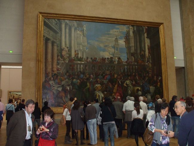 「カナの婚宴」<br />この絵の反対側にモナリザがある。混雑して人の頭越しにシャッターを押したが、ピンボケと暗い写真でアウト。