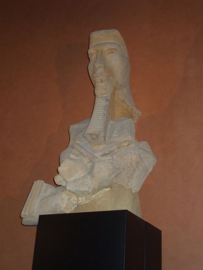 「アーメンヘテプ四世：イクナートン像」<br />この変な顔をしたオッサン、けっこう好きなのである。