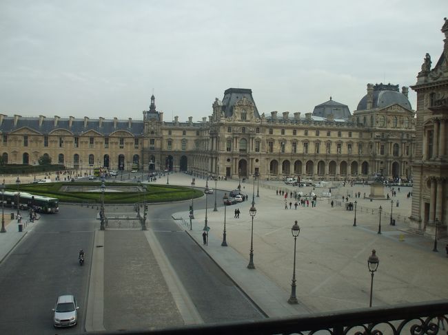 「ルーブル宮の中庭」