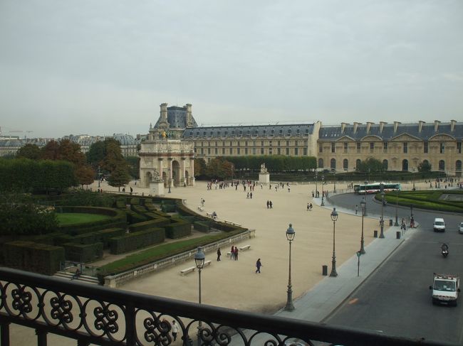 「ルーブル宮の中庭」<br />カルーゼル凱旋門が宮殿の左端に見える。