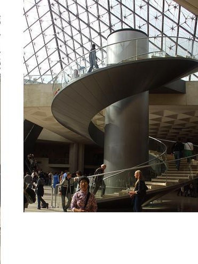 「ピラミッド下」<br />ピラミッド下から中央ラセンタワーで地上に出る。