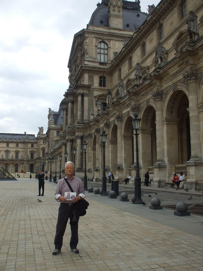 「ルーブル宮、ドゥノン翼」<br />昔の写真をもって、３７年前ココに立っていたのだ。