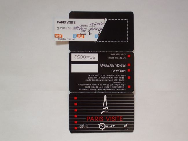 「パリヴィジット」<br />ルーブルを引き上げ、リヴォール通りのメトロ「PALAIS ROYAL MUSEE DU LOUVRE」駅に行く。パリの地下鉄に挑戦するのだ。道路わきにあったメトロの階段を下りたが改札口だけキップ売場がない。<br />リヴォール通りを渡り、ホテル ルーブルを廻りこむ。その向かいに「コメディーフランセーズ」があったとは、チットモ知らなかった。写真の１枚くらい撮りたかった。<br />そばに大きめのメトロ入口があり、券売機があった。ためしにローターに回して画面をみる。分からない。傍らに路線図がありそれを見ながら適当な助っ人を物色した。<br />そこに都合よく案内図を見にきた中年の婦人が来た。「パルドン！チケット、ヘルプミー、シルブプレ」すると婦人は肩をすくめて「xyzzz…フアーストタイム！」　オオ！ブルタースお前も はじめてか！「エックスキュウズミー、サンキュウ」英語が変に口にでる。<br />券売機をあきらめ、人のいるキップ売場を探す。地下道を行くと＜Vente＞有人受付表示のある売場窓口があった。男の係員がいた。<br />窓口に誰もいないのを幸いに、ガイドブックのパリヴィジットを指で押さえて、「パードン！シルブプレ　パリヴィジット、ワンゾーン、スリーデエーズ、アダルトツー」もういっぱい一杯！このチャンスを逃してなるものか。とにかく２人分４０ユーロ窓口に出す。奇跡的に？パリヴィジットがお釣りと窓口係員の笑顔と一緒に出てきた。よほど切羽つまった顔をして居たのかも…とにかく「メルシーメルシーボクーボクー」なのだ。フー緊張するぜよ！ドッと背中にアセがでた。<br />※挿んであるキップに、黒いカードに印字されている番号と使用期間の日付けを記入して使用する。黒いカードはキップの入れ物なのだ。