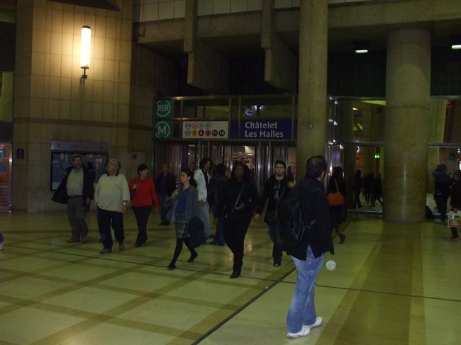 「シャトレ・レ・アール駅　フォーロム・デ・アール改札口」<br />メトロ①ルーブル駅からボンヌフ駅→シャトル駅まで、初めてパリヴィジットを使う。精神的にまことに快適であった。