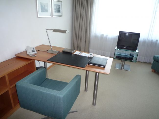 この他にバスルーム、ちっちゃい台所があります。<br />このホテルでは一番狭い部屋タイプですが、４０?あります。