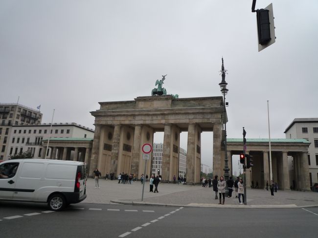 ブランデンブルク門を後ろから。