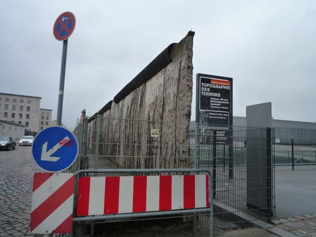 ベルリンの壁はところどころ残ってます。<br />壁を壊したところも、地面には壁があったことが記されています。<br />この他に、ベルリンストーリーという博物館にも行きました。<br />ベルリンの歴史が目で見てわかりやすく展示されています。核シェルターも見学できるんですが、劣悪な環境にびっくりします。