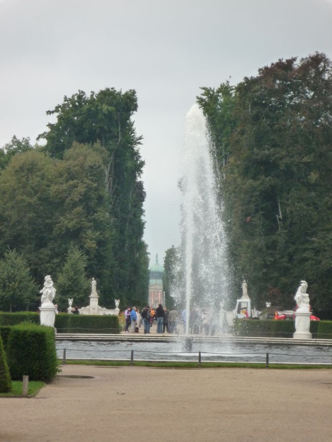 噴水の奥に見えるのが新宮殿です。<br />遠い。何キロかありそう。<br />でも、サンスーシー宮殿の敷地にある新（ノイエ）宮殿。やっぱり行きたいです。