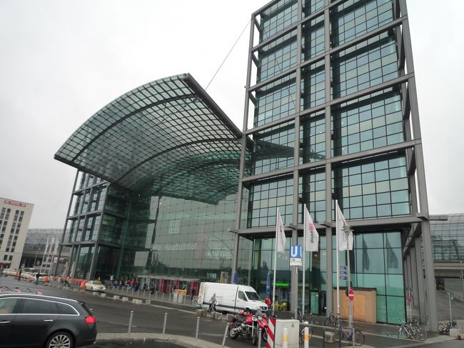 ベルリン中央駅です。<br />国際列車、近郊電車、地下鉄などのホームが何層にも分かれています。吹き抜けになっており、とても近代的で開放的。銀河鉄道の駅に来た気分です。<br />ここから空港行きのバスがあります。２台のバスを連結した感じのバスです。