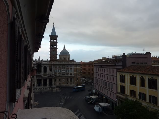 ホテルの部屋にバルコニーがあったので、そこからの写真。サンタマリアマジョーレ大聖堂がチラチラ。