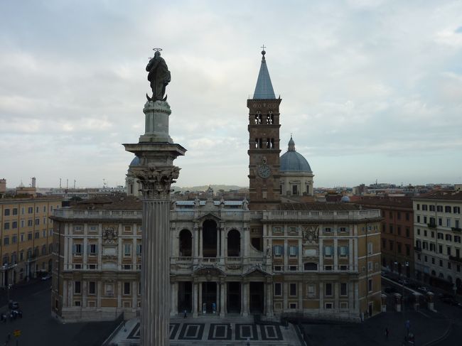 ホテルの屋上、朝食がとれる所が大聖堂の真正面！<br />これはなんだか贅沢ですね。この目線から見れることもここでないと無理だと思うとにんまり。<br />立地と場所のわかり易さで選んだだけだけどなかなかいいホテル。