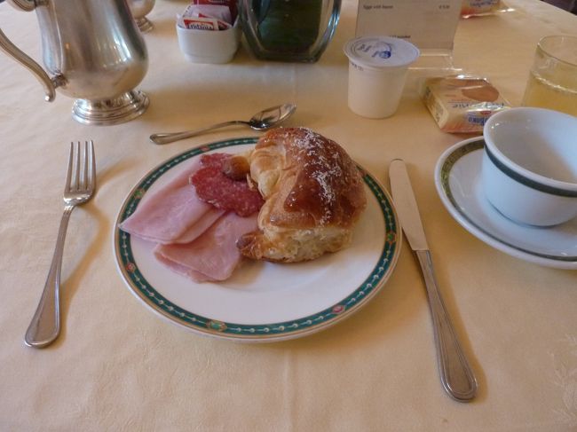 朝食。あったかいものは無く、パンとハムとチーズとヨーグルト、シリアルなど。パンは種類も多くておいしかった。甘い系のパンもおいしい。<br />コーヒーは席に着いたら持ってきてくれます。カプチーノも頼めたのを知るのは二日後。