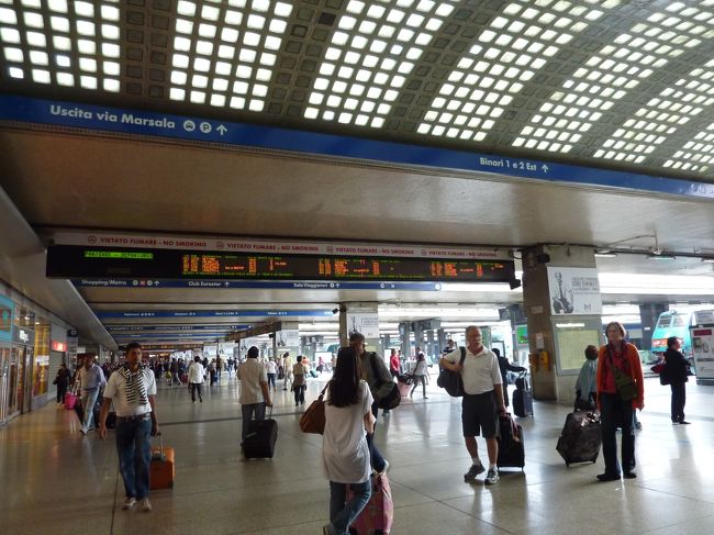 朝食後、ローマパスを買いに（時間が早かったので）テルミニ駅のインフォメーションに行こうとするも場所がわからず、ついでにちょっとお手洗いに行きたくなっちゃったので、ホテルに戻ってマジョーレ大聖堂横のインフォメーションでローマパス購入。<br />