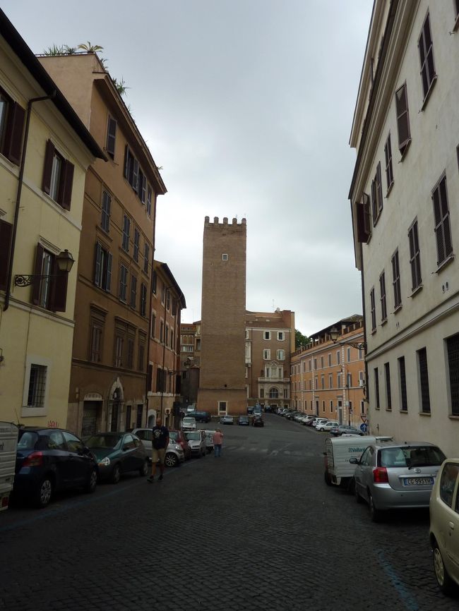 徒歩でコロッセオに向かいます。