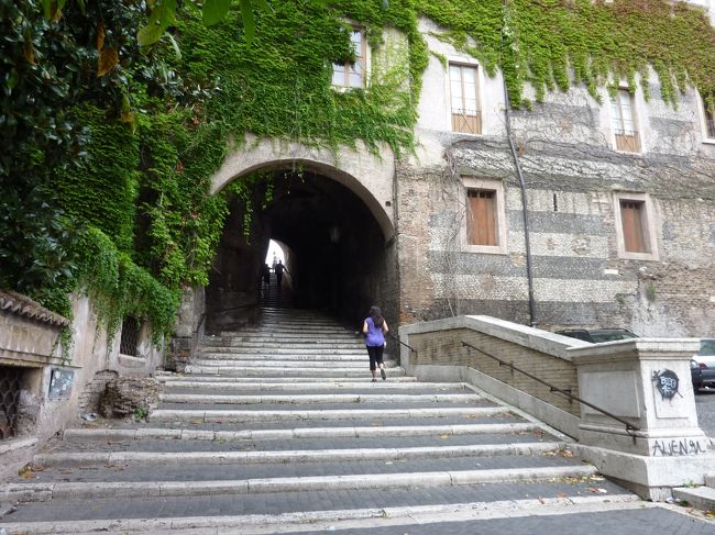 徒歩で移動している中、趣のある建物に遭遇。方向的にも逸れていないのでそのままこちらの階段を上ってみる。<br />街を歩く楽しみはこういうところ。