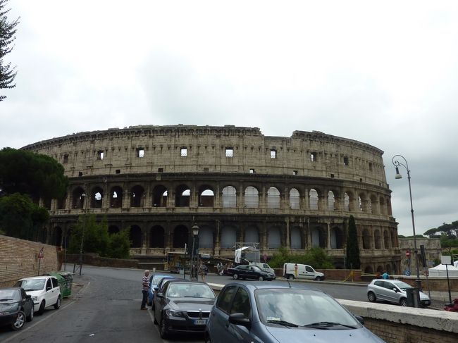 そしてコロッセオ！思っていたより大きい。このときはまだ曇り空。天気予報も曇りだったからこの日はコロッセオとフォロロマーノを攻略しようと決めたのに・・・