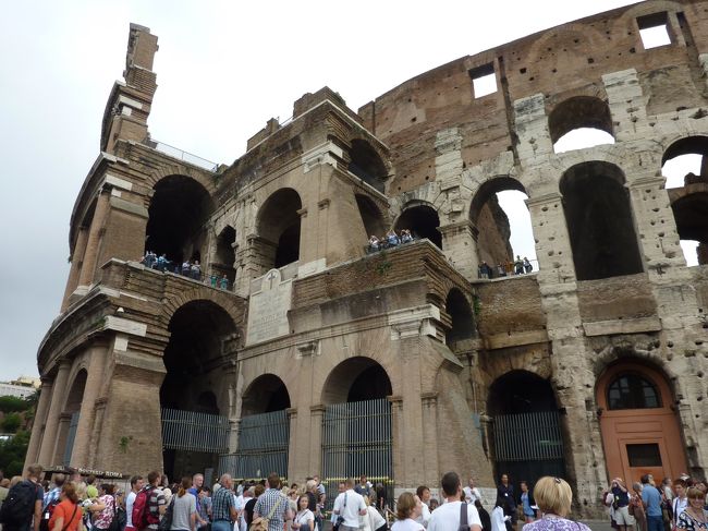 すごい人！！！さすがです。<br />入り口はこの外側のアーチ部分。