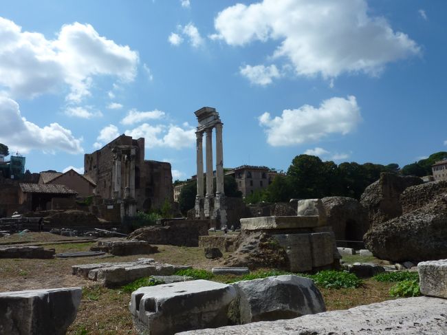 来ましたフォロロマーノ！疑いようが無いくらいの快晴です。辛抱できずに日傘を装備してしまいました。妹と二人日傘を差しながらフォロローノの散策開始です。