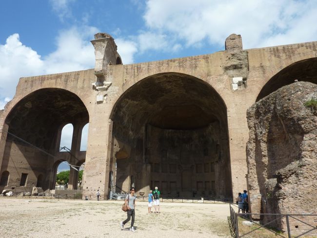 バシリカ。旅行前に建築史を復習してた妹の横で覚えたのがバシリカ。覚えたものが目の前にあるとテンションあがって写真撮りまくっていました。何かの本には「ただ大きいだけ」と書かれていてちょっとかわいそう。大きいのがすごいじゃない。