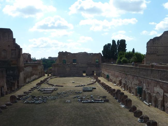 ＣＧみたいな空と競技場跡。