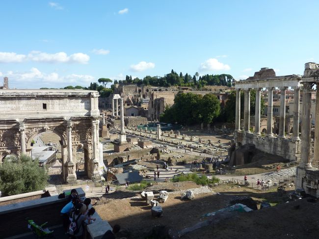 市庁舎寄りの出口を出て、小高い場所からの全景。