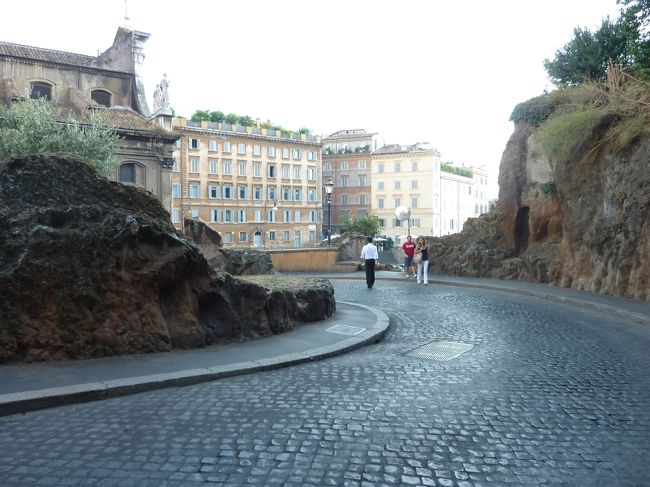 移動手段を悩んだ結果、徒歩で真実の口を目指します。市庁舎から写真撮りながらぶらぶら歩いて１５分程度だったかな。