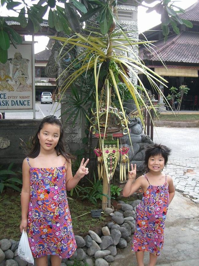 各ホテルや家の玄関先に飾りものがあります。バリ島はイスラム教徒が多いインドネシアの中では異質ともいえるヒンドウ教徒が大多数の島なのです。
