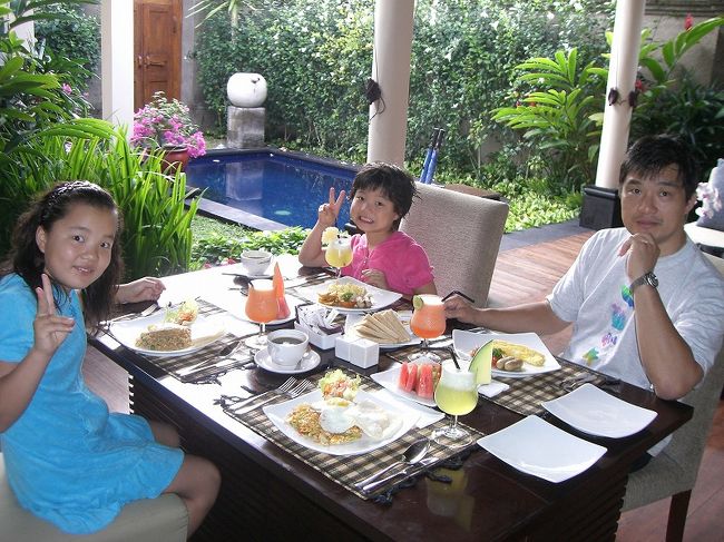 お部屋での朝食。ナシゴレン（インドネシア風焼き飯）、ミーゴレン（インドネシア風焼きそば）やコンチネンタルブレックファーストの中から選べます。前日までにリクエスト用紙に書いて壁に掛けておきます。